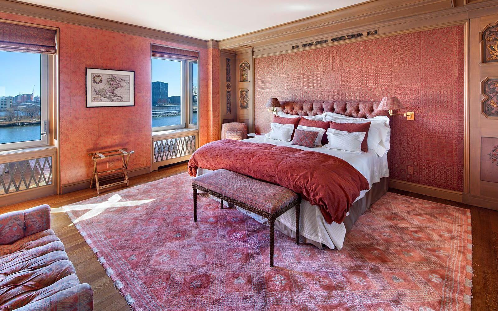 I sovrummet är väggarna klädda i rosfärgat siden, vilket Greta Garbo själv har valt. I panelen finns handsnidade träbitar från en kista som Greta Garbo tagit med från Sverige. Foto: Halstead Property, LLC

