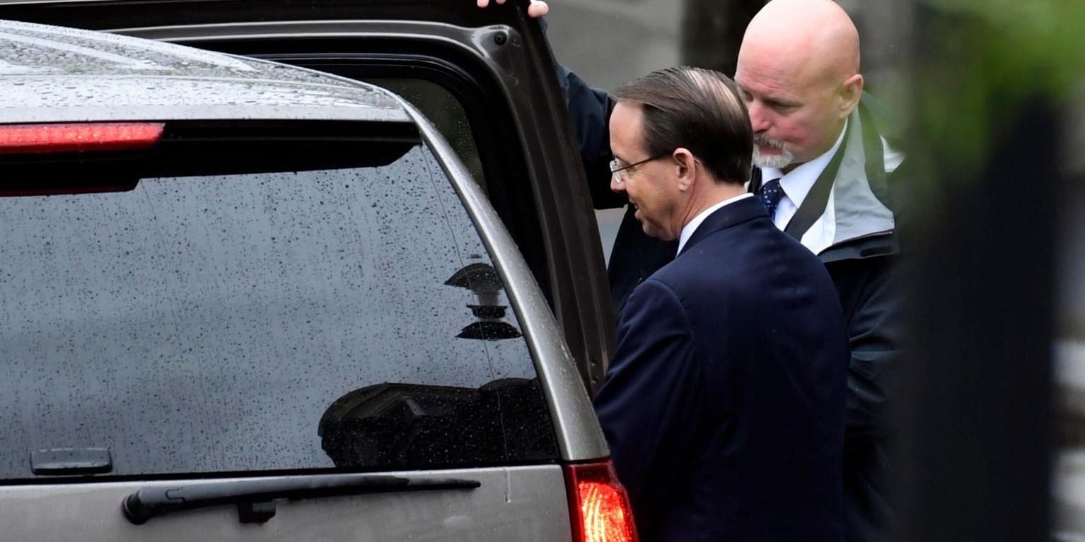 USA:s vice justitieminister Rod Rosenstein lämnar Vita huset efter att ett möte med husets stabschef John Kelly.