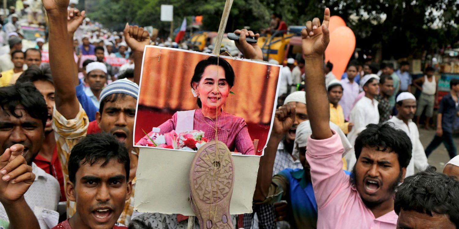 Protester i Indien mot Burmas ledare Aung Sang Suu Kyi.