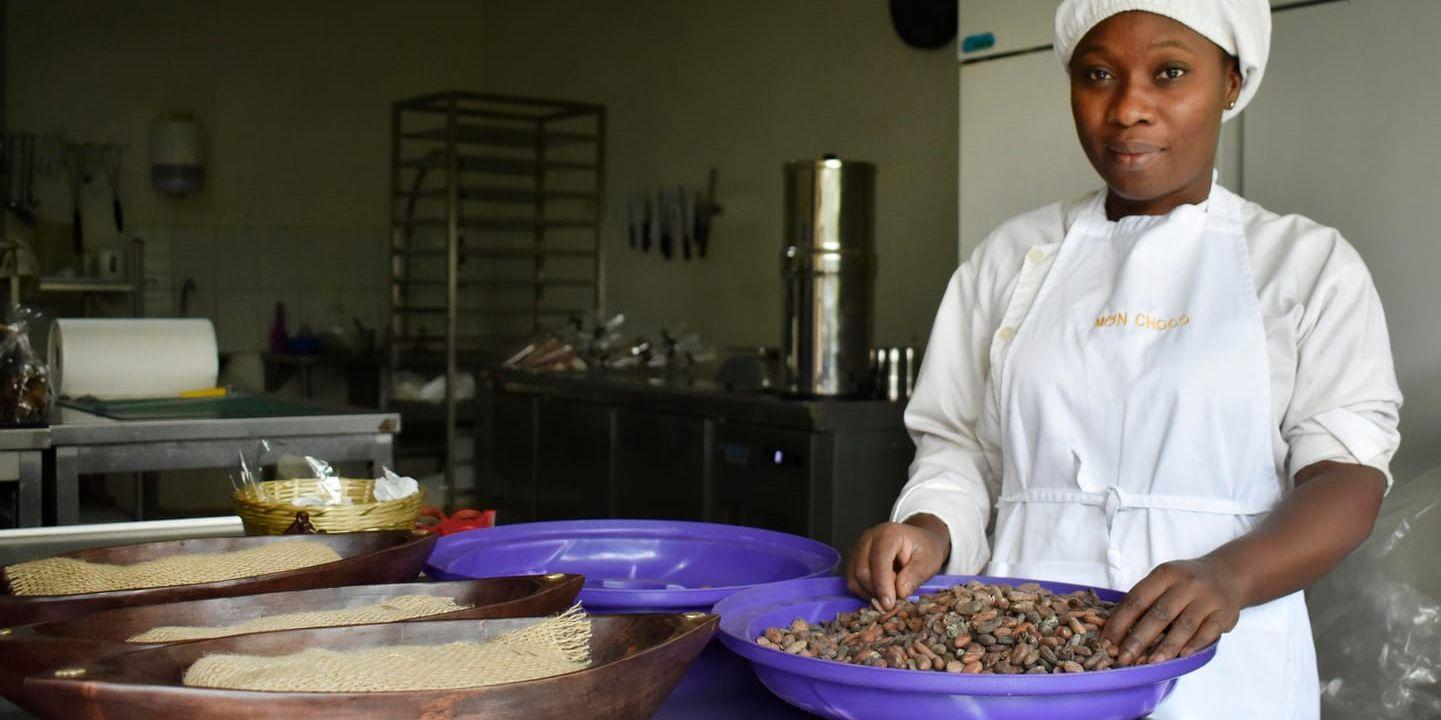 Mon Chocos första anställda Aimée Abitty sorterar bort dåliga kakaobönor för hand.