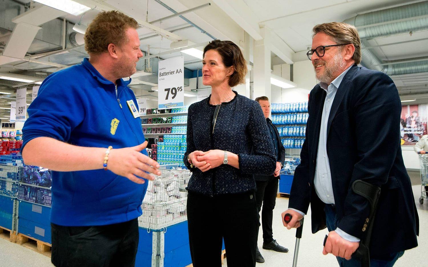 "Du köper väl med dig min chips hem till Stockholm?". Morgan Karlsson passade på att lansera sin storsäljande chipspåse.