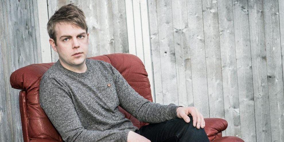 Kriminolog och författare. 29-årige Christoffer Carlsson växte upp på landet mellan Halmstad och Simlångsdalen och debuterade med Fallet Vincent Franke 2010. I hans tredje roman introducerades polisen Leo Junker.