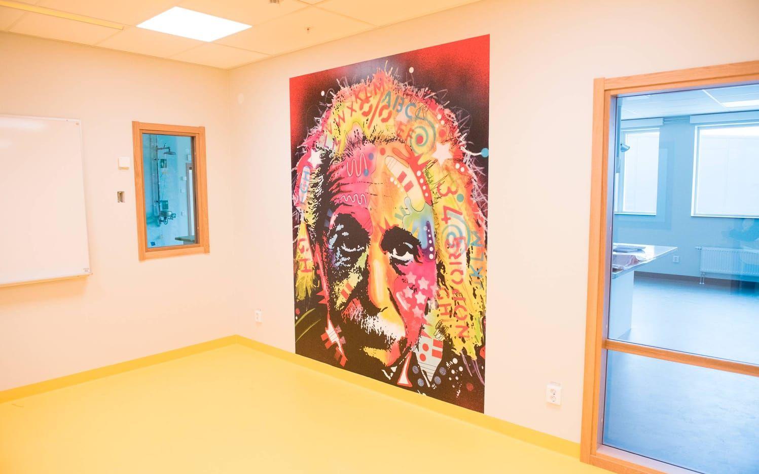 Snilleblixten heter de här rummet där yngre barn ska få göra enklare laborationer. Einstein är avbildad på väggen.