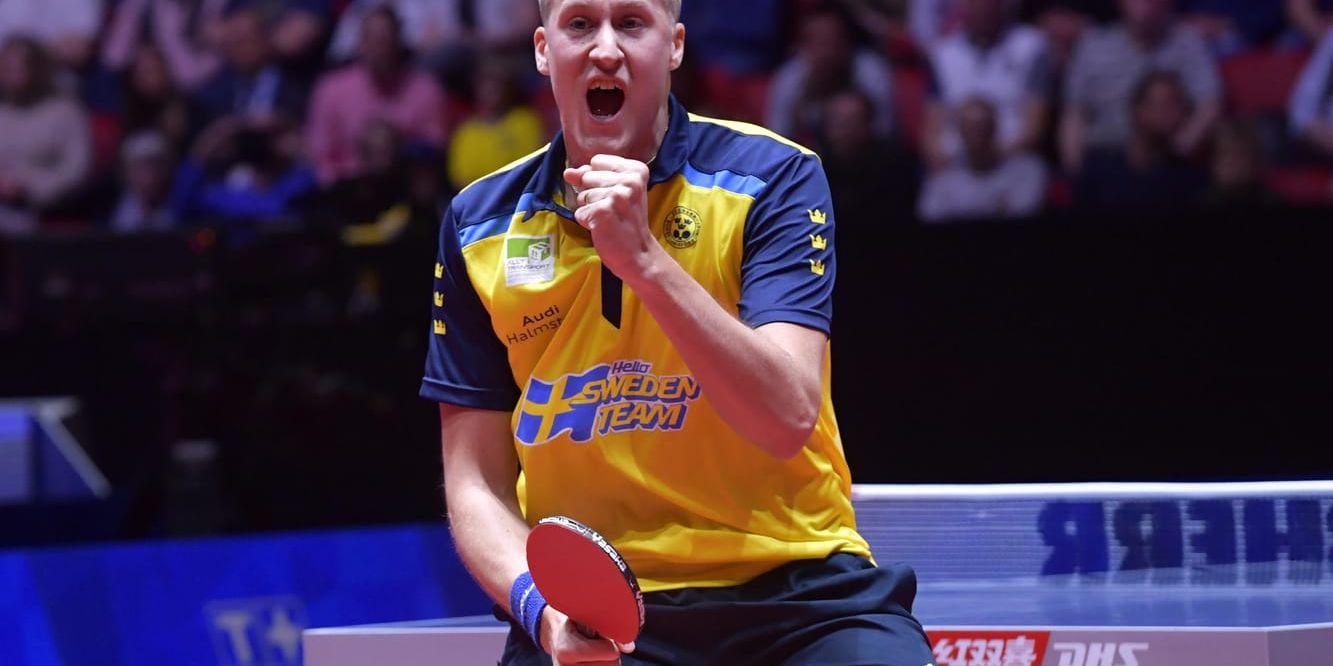 Mattias Karlsson vann båda sina matcher när Sverige slog Slovenien i lag-VM i bordtennis.