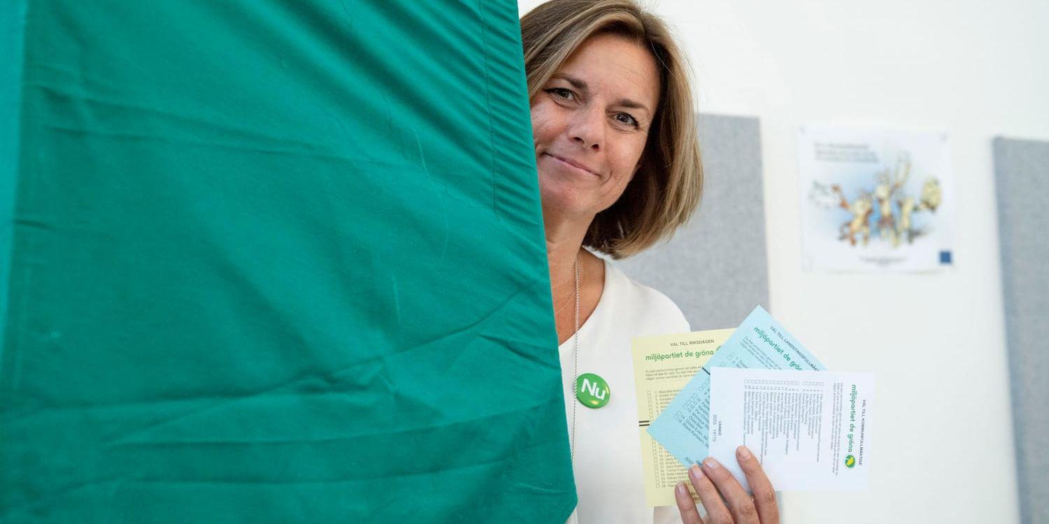 Miljöpartiets språkrör Isabella Lövin röstar i Viks skola på Värmdö. Arkivbild.