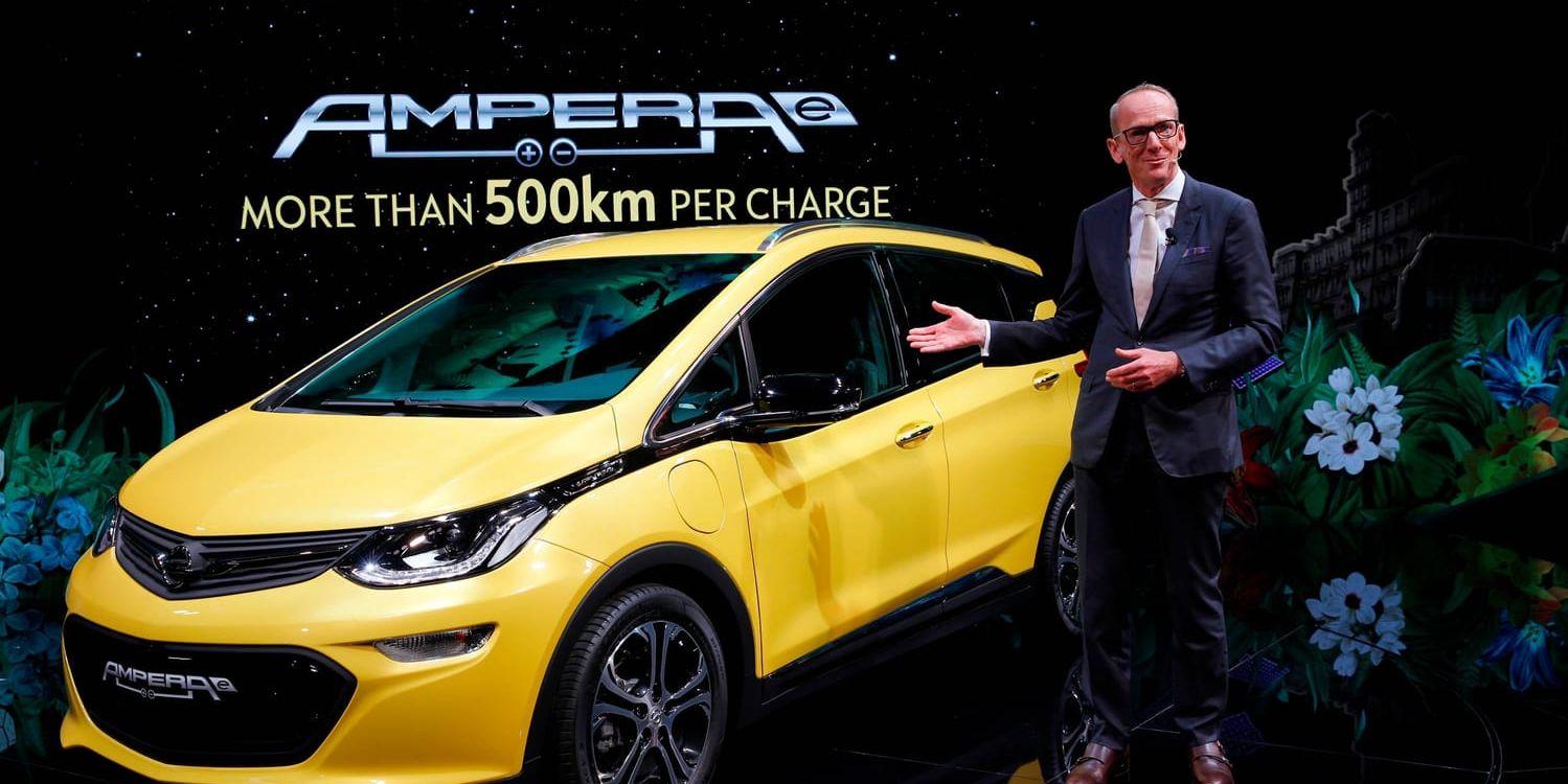Opel-chefen Karl-Thomas Neumann vid presentationen av elmodellen Ampera-E i Paris förra året.