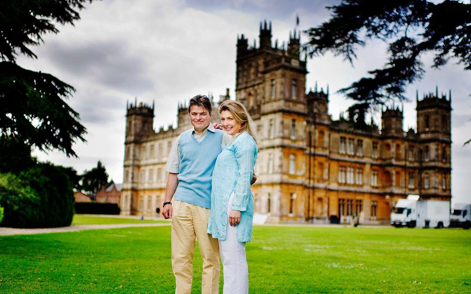 <strong>DOWNTON ABBEY:</strong> Lord och Lady Carnarvon framför sitt Highclere Castle. Utomhusscenerna till tv-serien spelades in här i Hampshire i England och har numera blivit en populär turistattraktion. Foto: TT