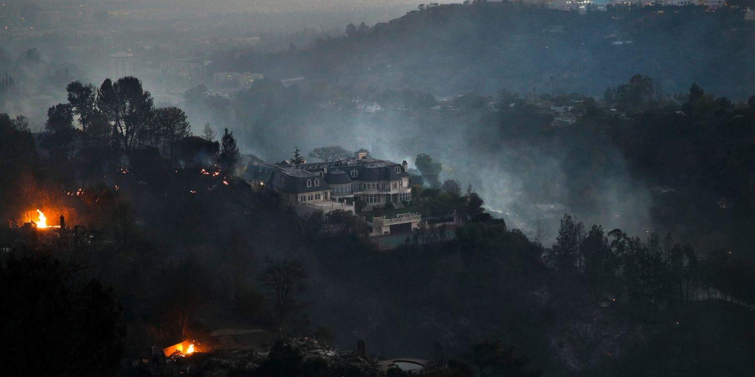 Flera kända personer har drabbats av skogsbranden i södra Kalifornien.