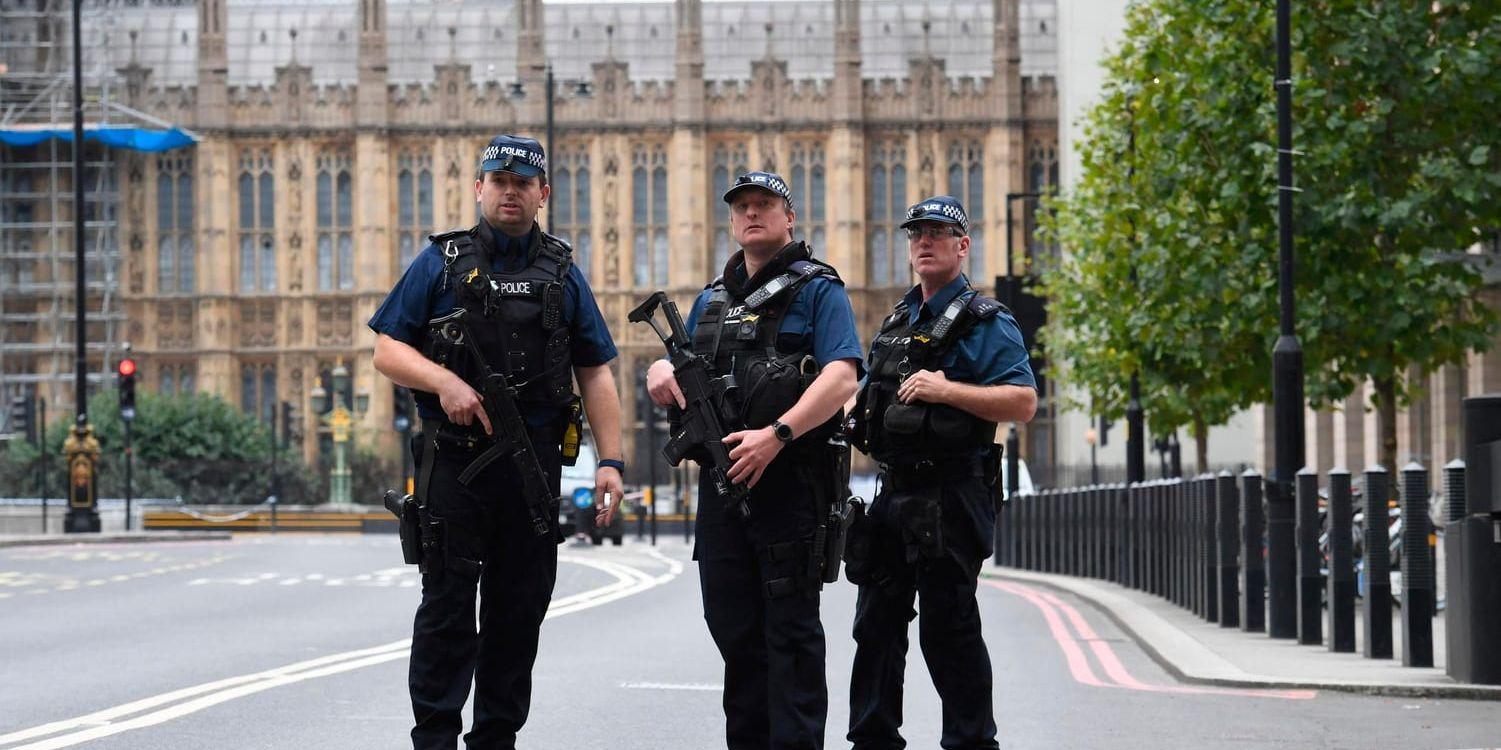 Beväpnade poliser i Westminster i London efter bilkraschen utanför det brittiska parlamentet.
