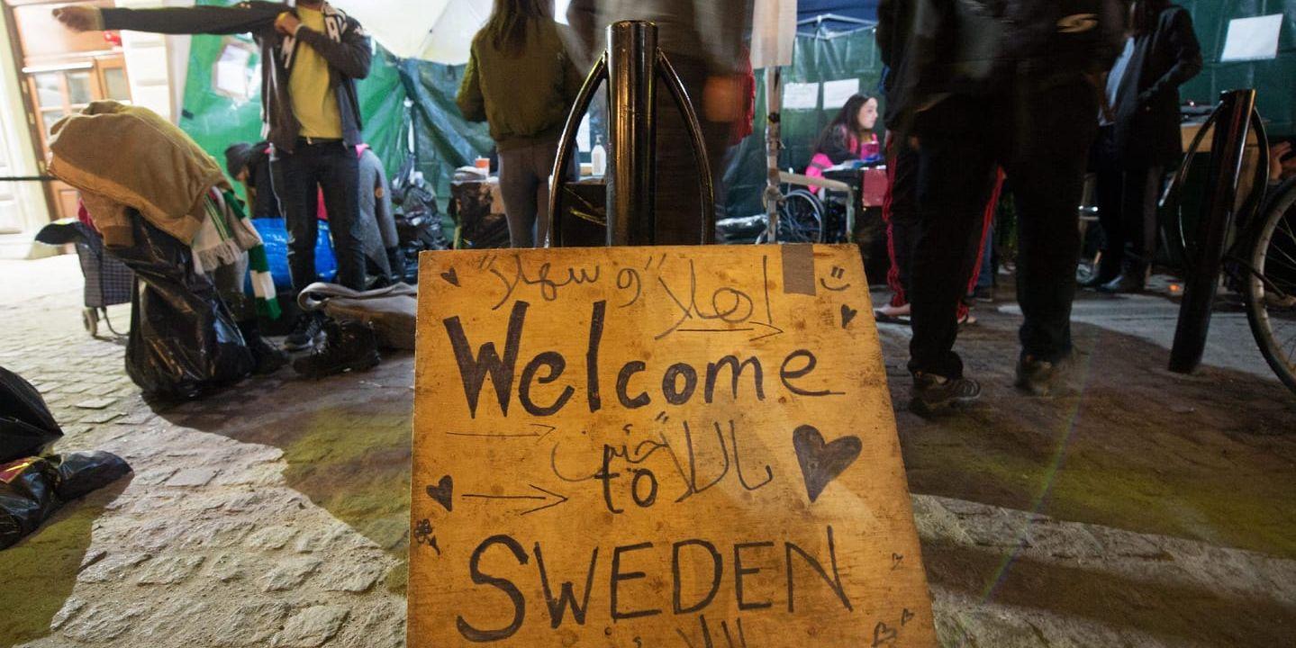 Väntan. Under 2015 kom ett stort antal flyktingar till Sverige, insändarskribenten väntar fortfarande på beslut om uppehållstillstånd.