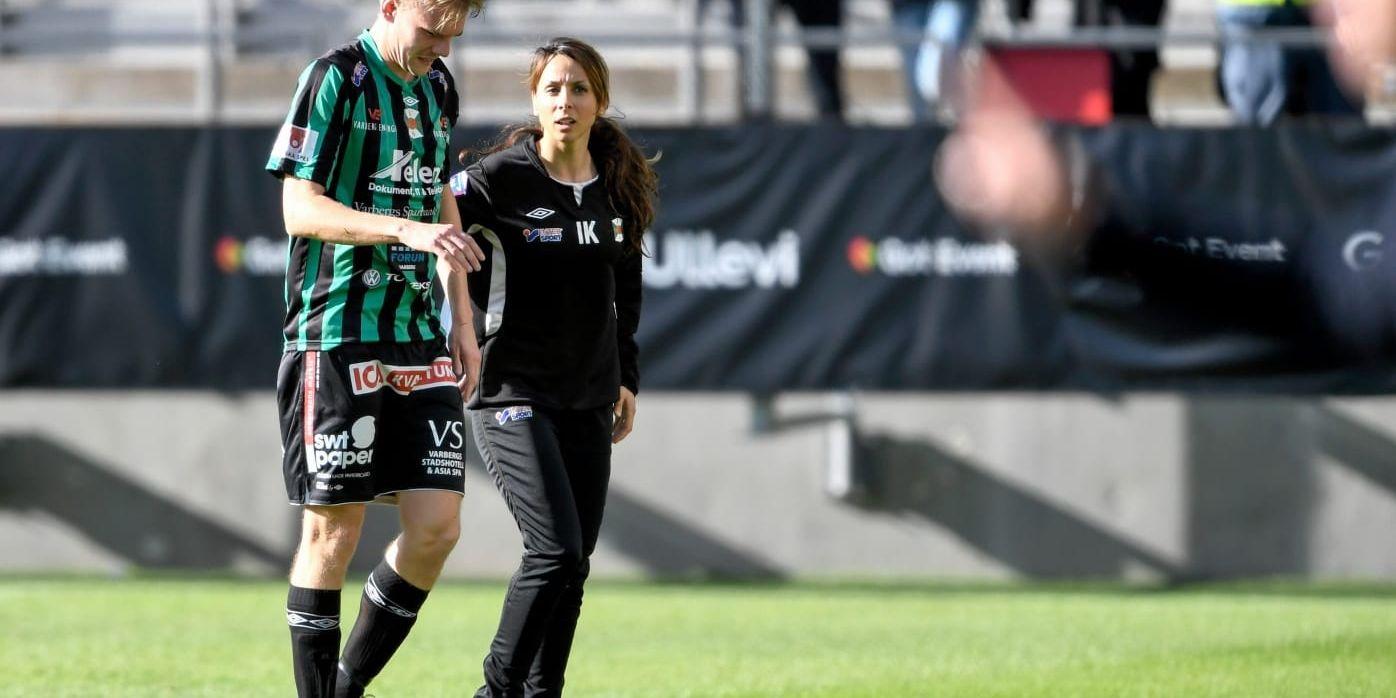 Varbergs Erik Lund får utgå skadad under matchen mellan Örgryte och Varberg den 5 maj.