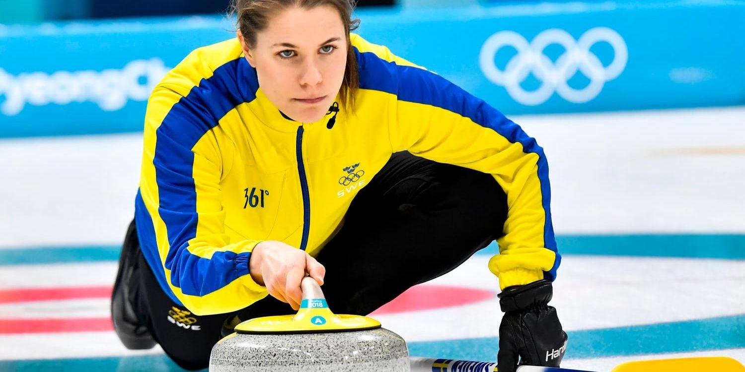 Sveriges Anna Hasselborg lägger en sten till vid curlingmatchen mellan Schweiz och Sverige i Gangneung curlingcenter.