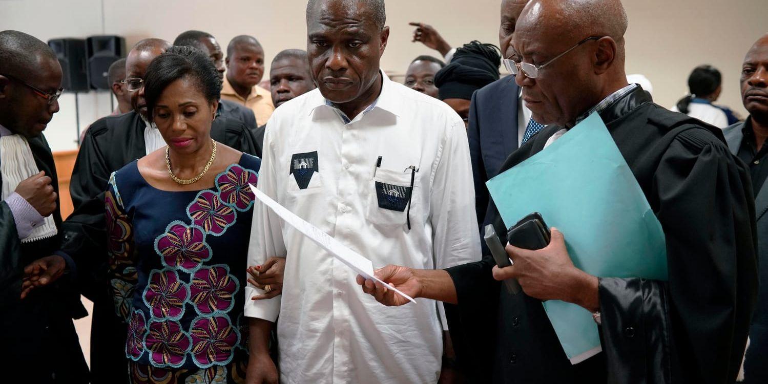 Oppositionskandidaten Martin Fayulu, till höger, lämnar in sin protest mot det officiella valresultatet till författningsdomstolen i Kinshasa den 12 januari.