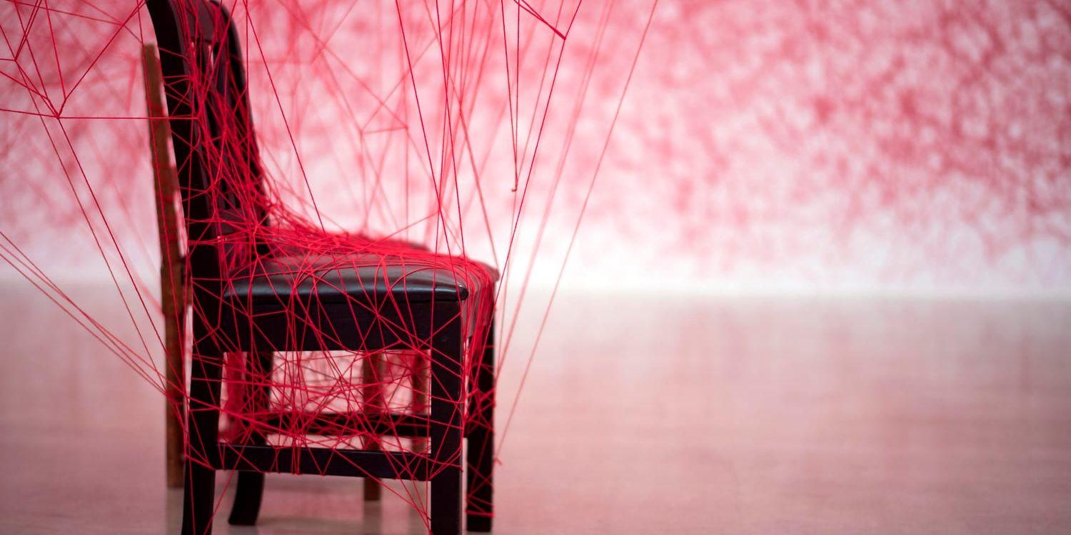 Utställningen The Distance av den japanska konstnären Chiharu Shiota visas på Göteborgs Konstmuseum. Chiharu Shiota har gjort sig känd för sina komplexa nätkonstruktioner i ullgarn, där trådarna korsas och knyts ihop från golv till tak.