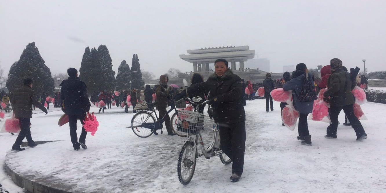 Nordkoreaner på väg hem efter att ha övat på vad som tros vara en planerad massuppvisning i Pyongyang den 8 februari, dagen innan vinter-OS invigs i Sydkorea.