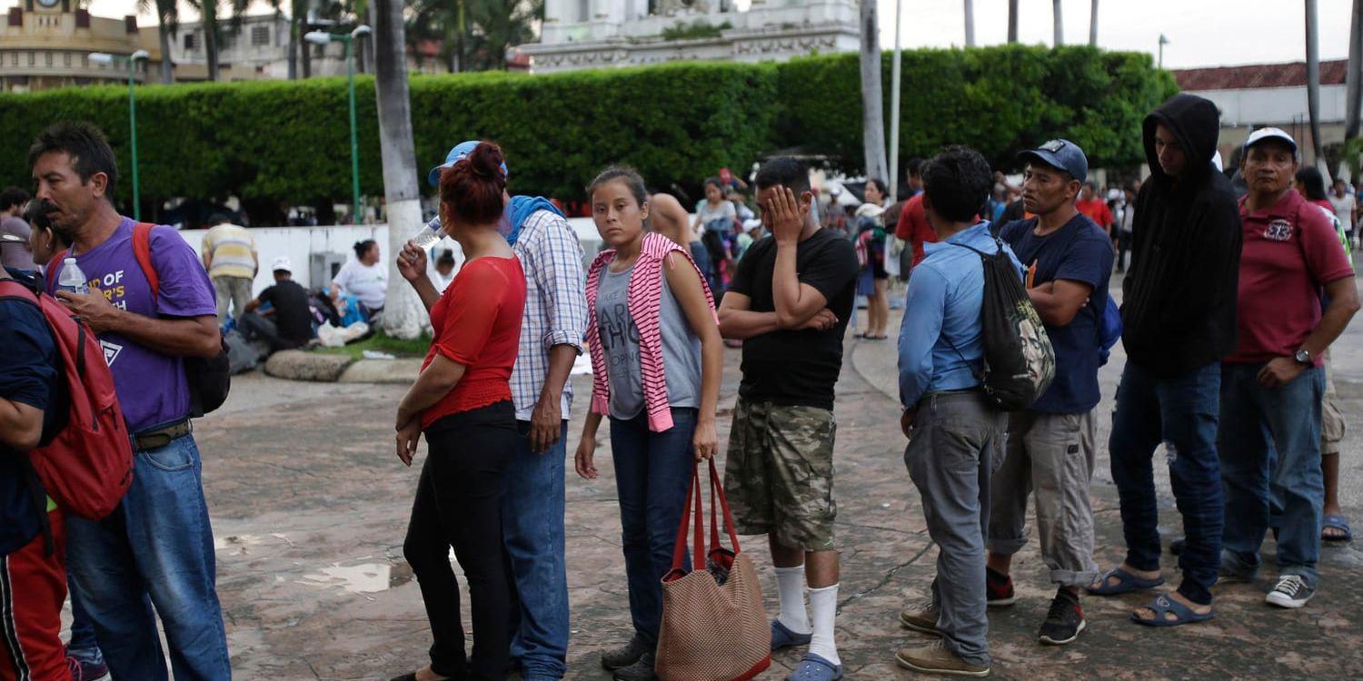 Centralamerikanska migranter köar till en vårdinrättning i Tapachula, Mexiko.