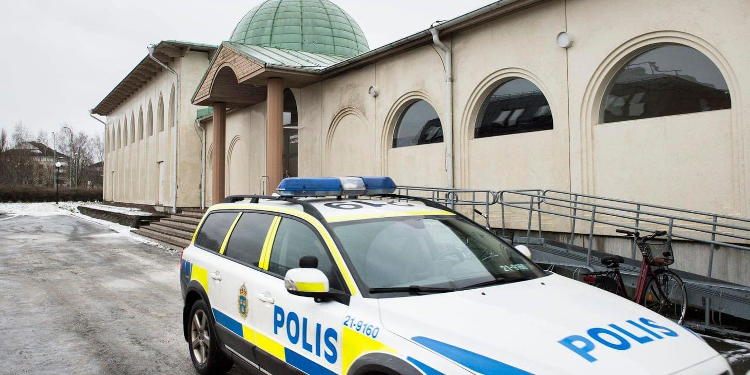 Polis på plats vid en moské i Uppsala efter ett angrepp med bland annat brandbomb på nyårsdagen 2015. Arkivbild.