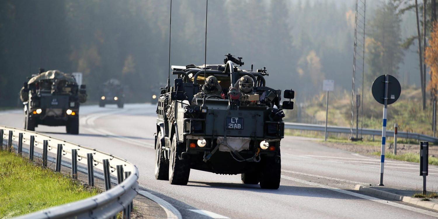 Militärfordon från Nato-länder kör på svenska vägar till Norge i kolonner som inte får brytas upp av annan trafik. På bilden en kolonn i närheten av Borås.