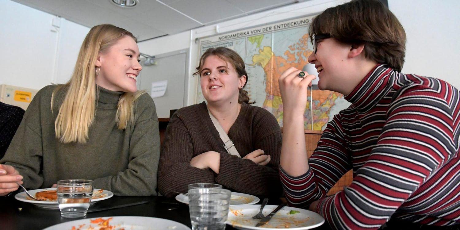 Vera Norlén, Linnea Gustafsson och Clara Bertoft Sörngård i skolkafeterian på Södra Latin i Stockholm. "Jag är vegetarian för miljöns skull. Jag blev det för typ två år sedan, efter att jag sett massa dokumentärer om miljöpåverkan", säger Linnea Gustafsson.