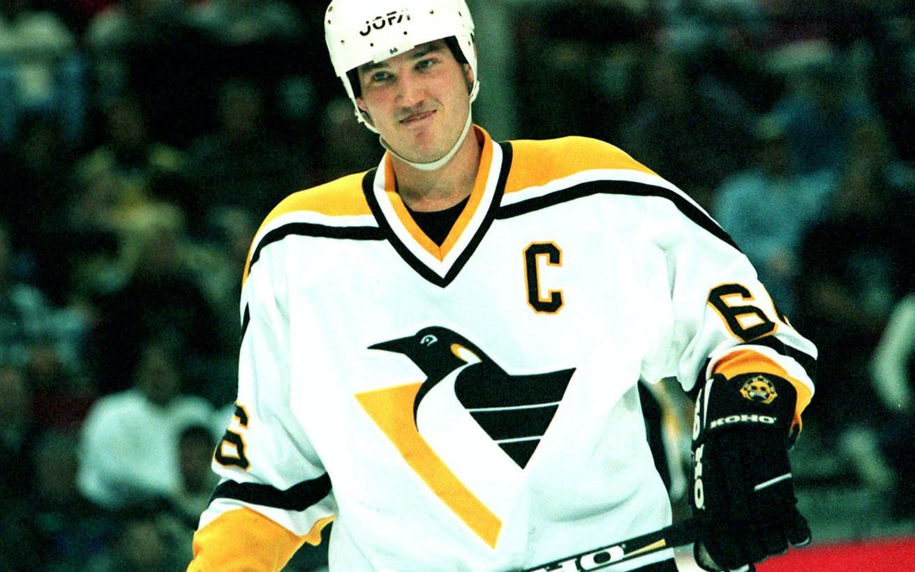 89-90. Mario Lemieux i Pittsburgh Penguins tjänar 17 miljoner kronor.
