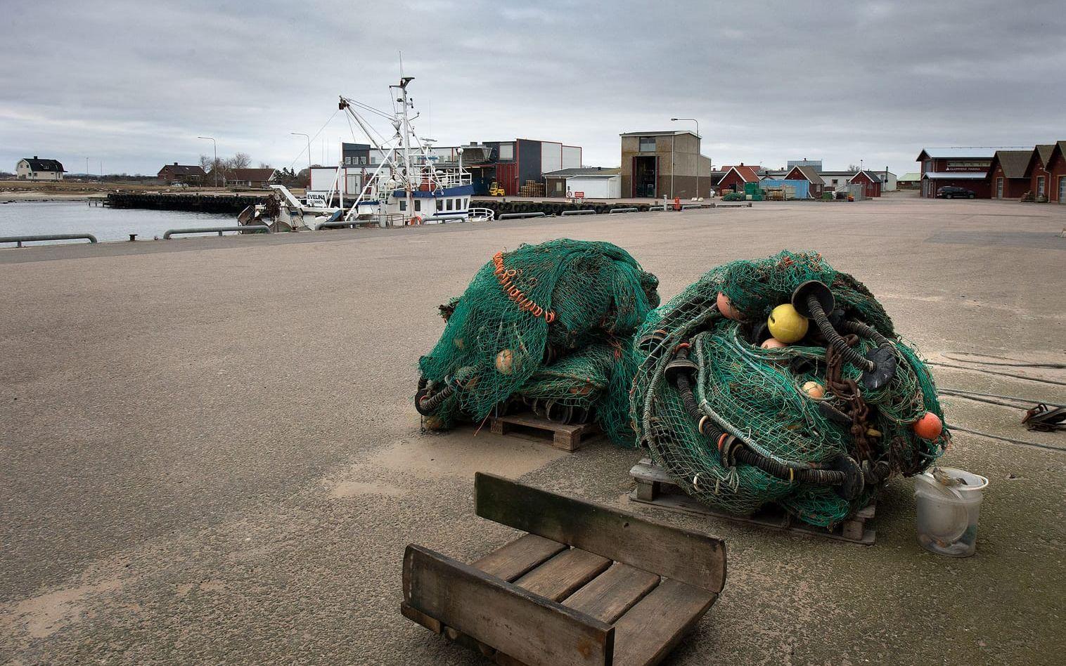 Bekymmer. De fyra fiskebåtarna i Glommens hamn hämtar is hos Falkenberg Seafood idag och förvarar sin fångst där innan den transporteras iväg med långtradare. hur förvaringen ska skötas i framtiden är ännu oklart.