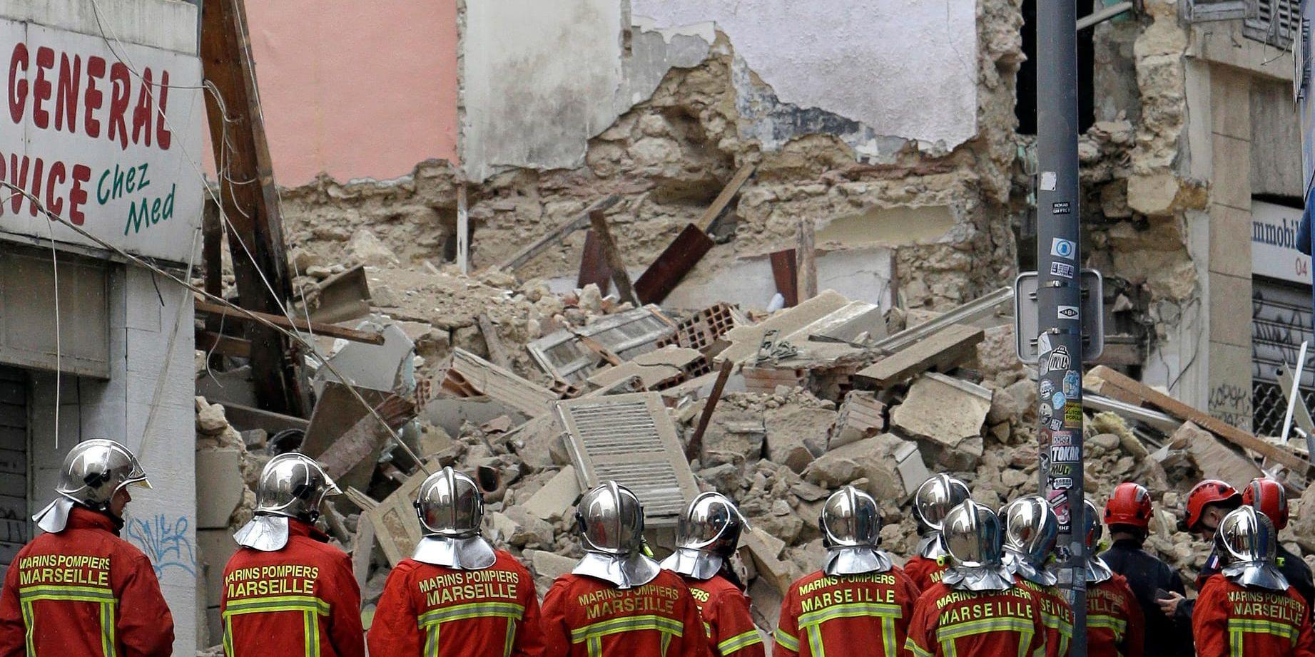 Räddningspersonal vid de kollapsade husen i Marseille.