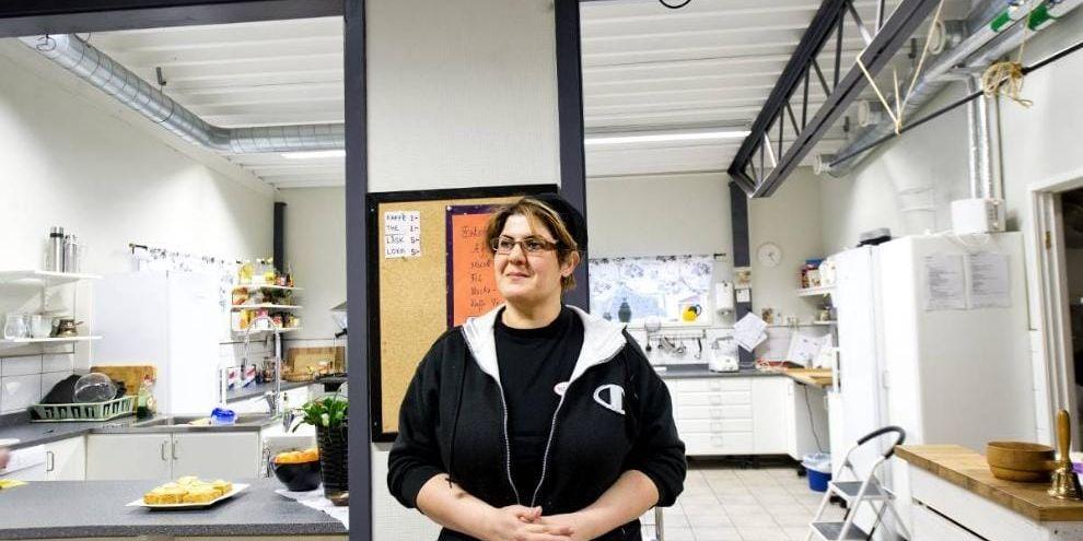 Nyanställd. Nibras Alzaki arbetstränar inte längre utan har fått jobb i köket och är en av fyra fast anställda.