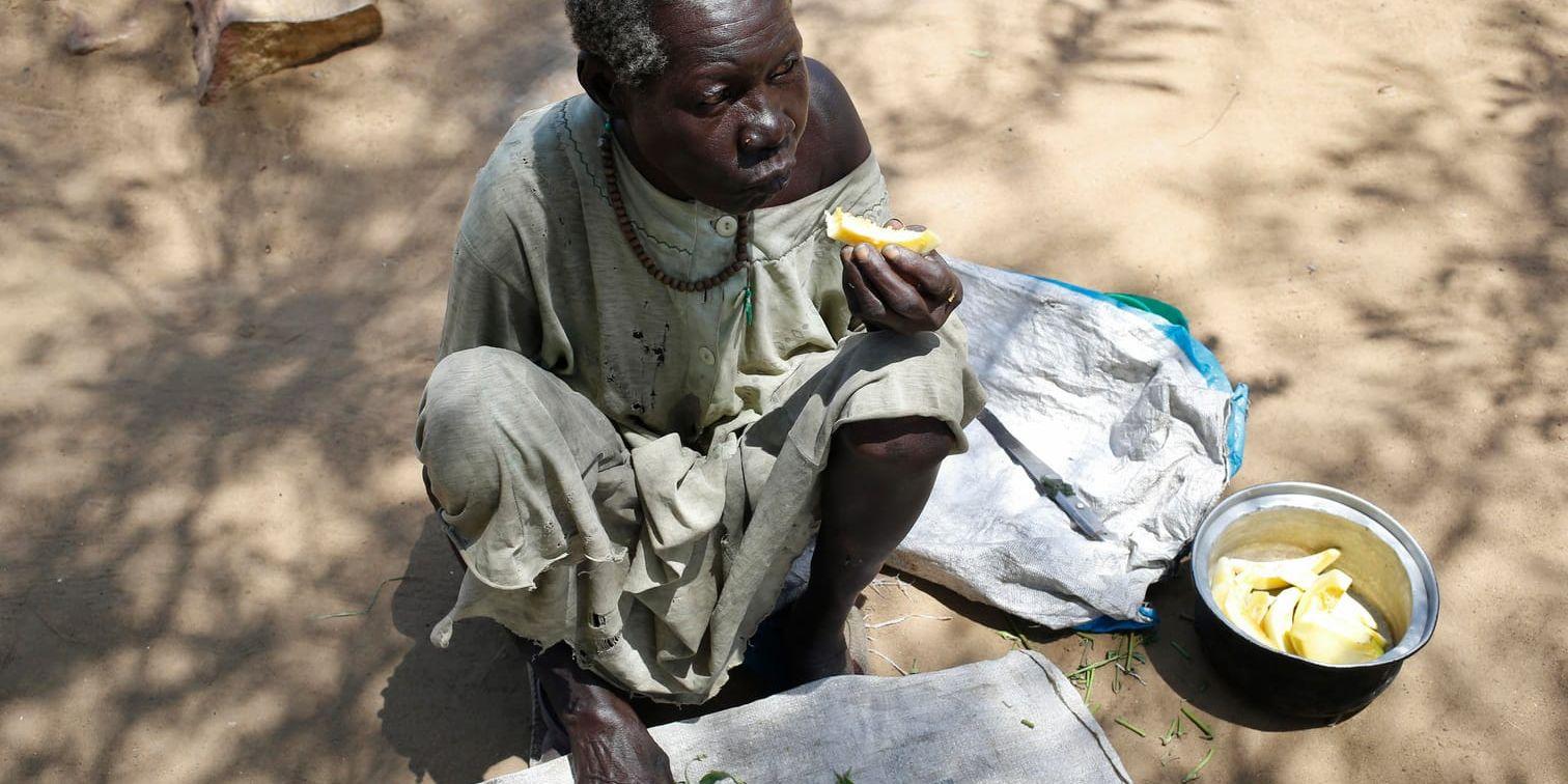 Rosa Lyo får i sig lite frukt i ett läger för människor undanträngda av stridigheter i Sydsudan. Arkivbild.