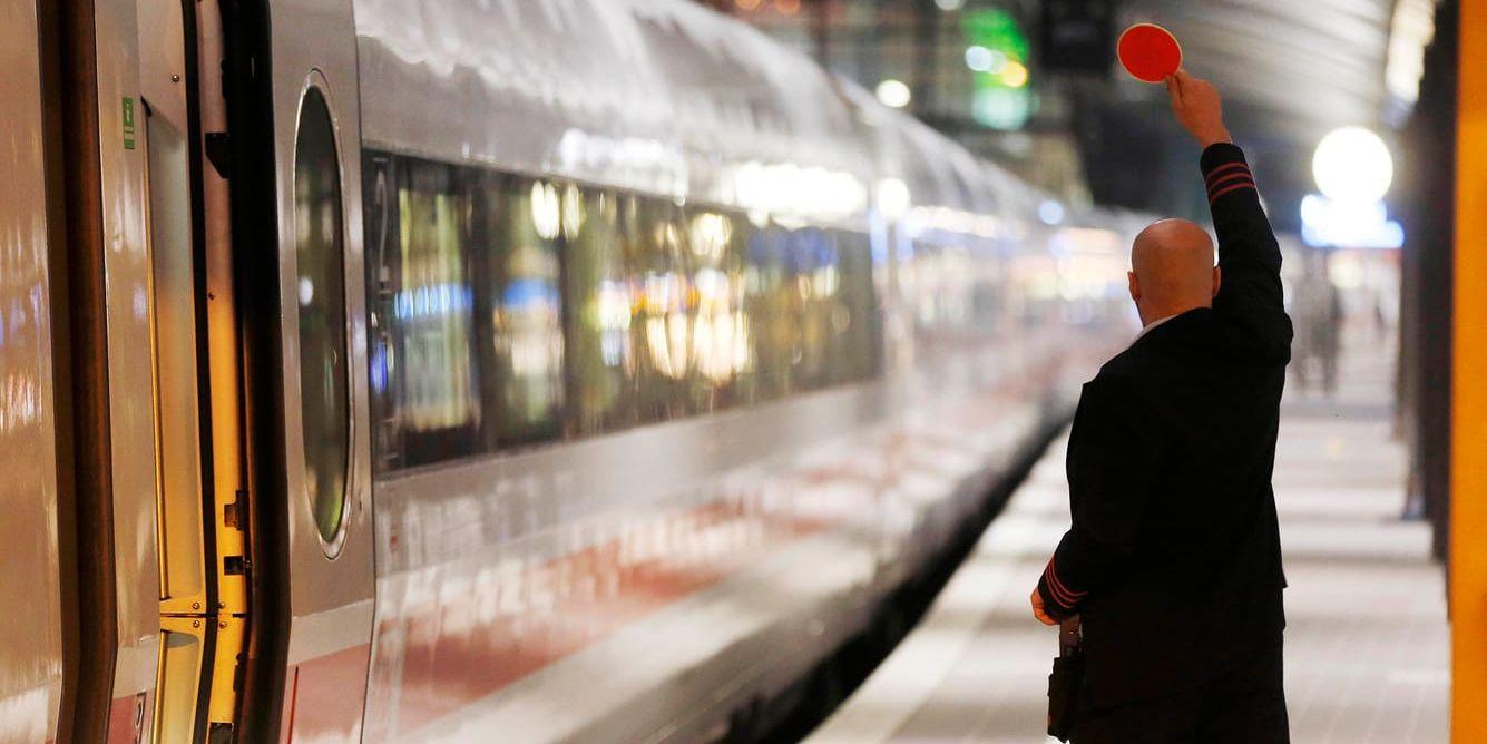 En konduktör signalerar vid ett snabbtåg i Frankfurt. Arkivbild.