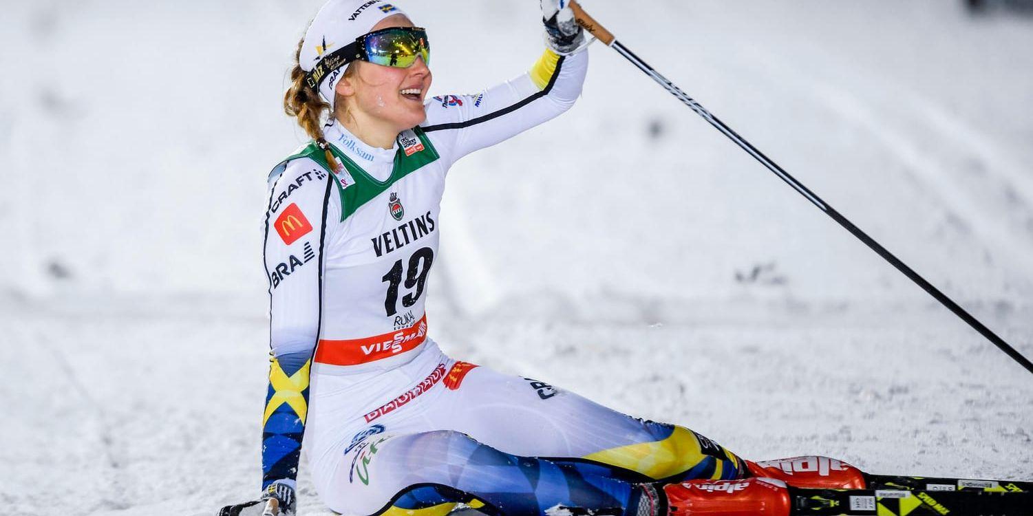 Stina Nilsson firar sprintsegern i världscuppremiären i Ruka efter målgång.