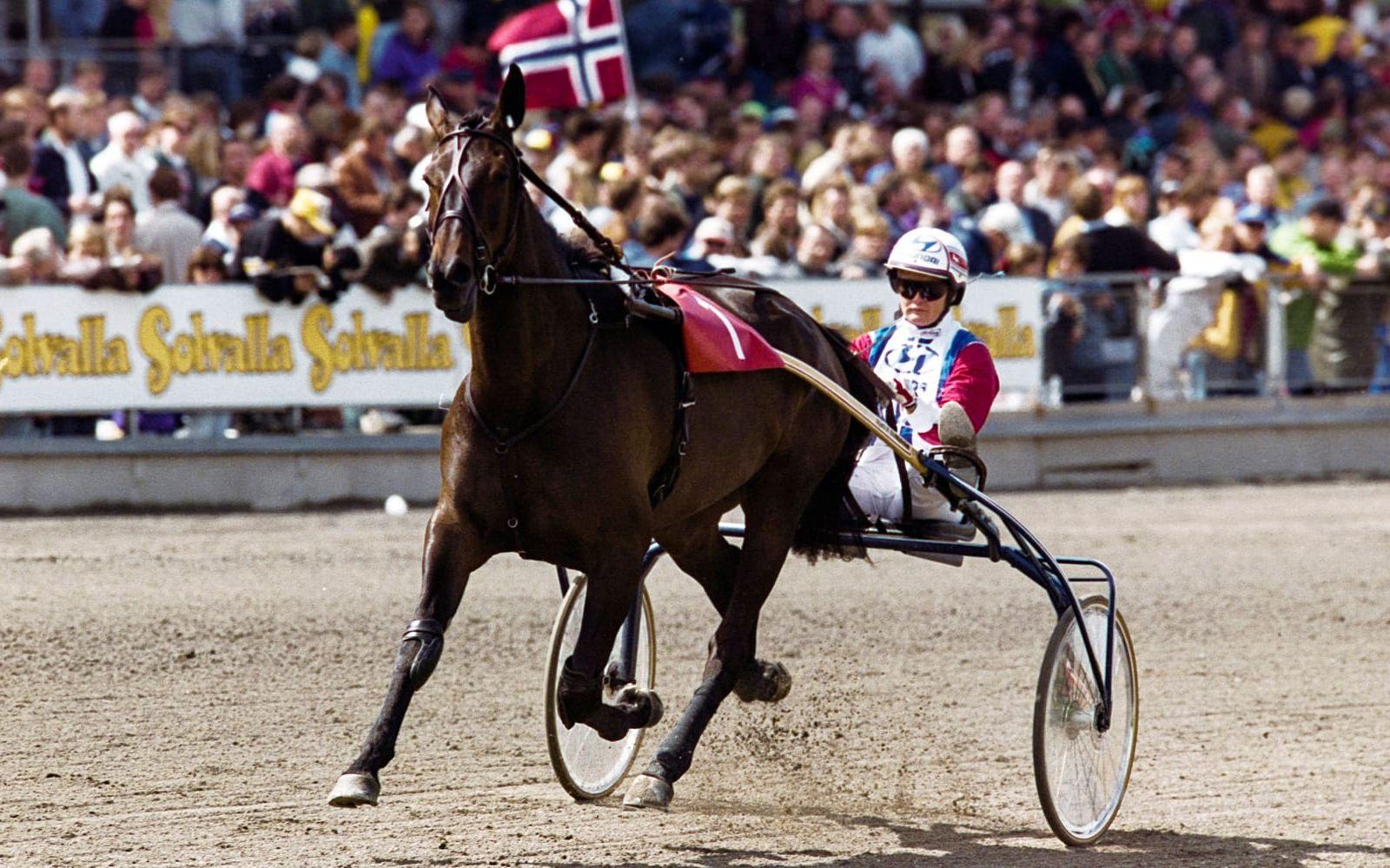 <strong>31. Helen A Johansson, trav.</strong> 1995 blev hon den första kvinnan som lyckades vinna Prix d'Amérique (med hästen Ina Scot). Johansson hann även med att vinna stora lopp som Oslo Grand Prix och Gran Premio Lotteria. Foto: Bildbyrån