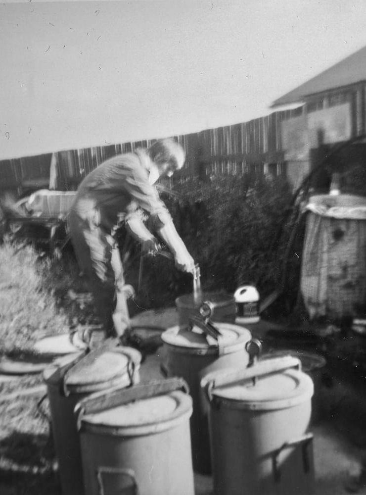 Utedass. 1955-1976 fanns endast torrdass på campingen. Erland Andersson tvättar och sanerar toakärl.