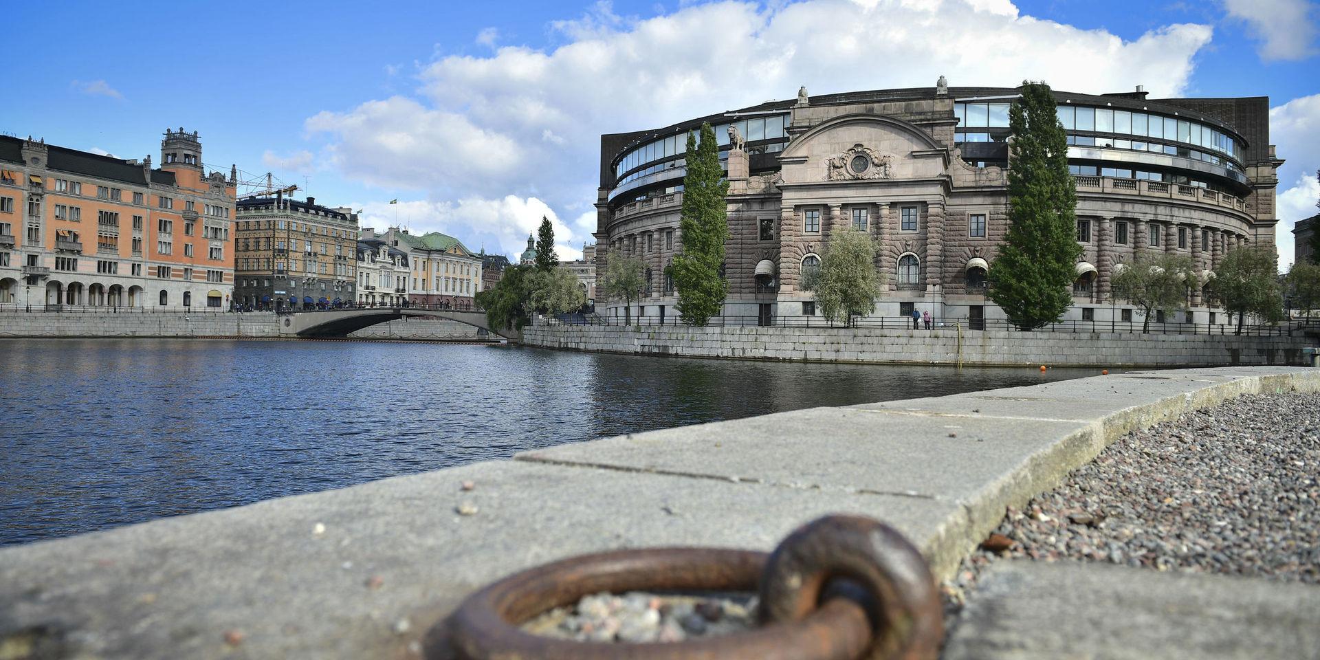 Riksdagshuset i Stockholm. I bakgrunden tv Rosenbad.