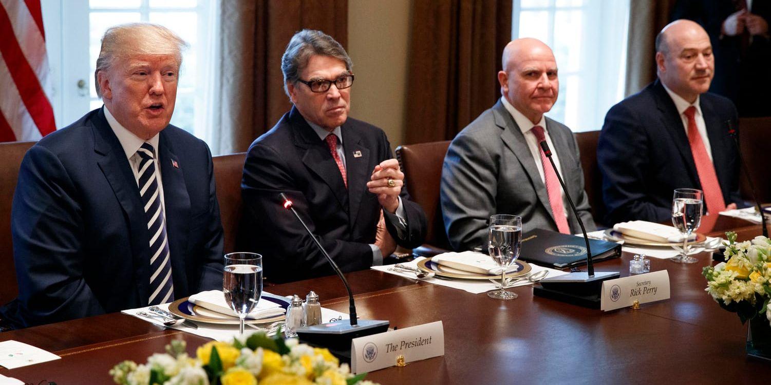 USA:s president Donald Trump med några av sina medarbetare, däribland Gary Cohn längst till höger, vid ett lunchmöte i våras.