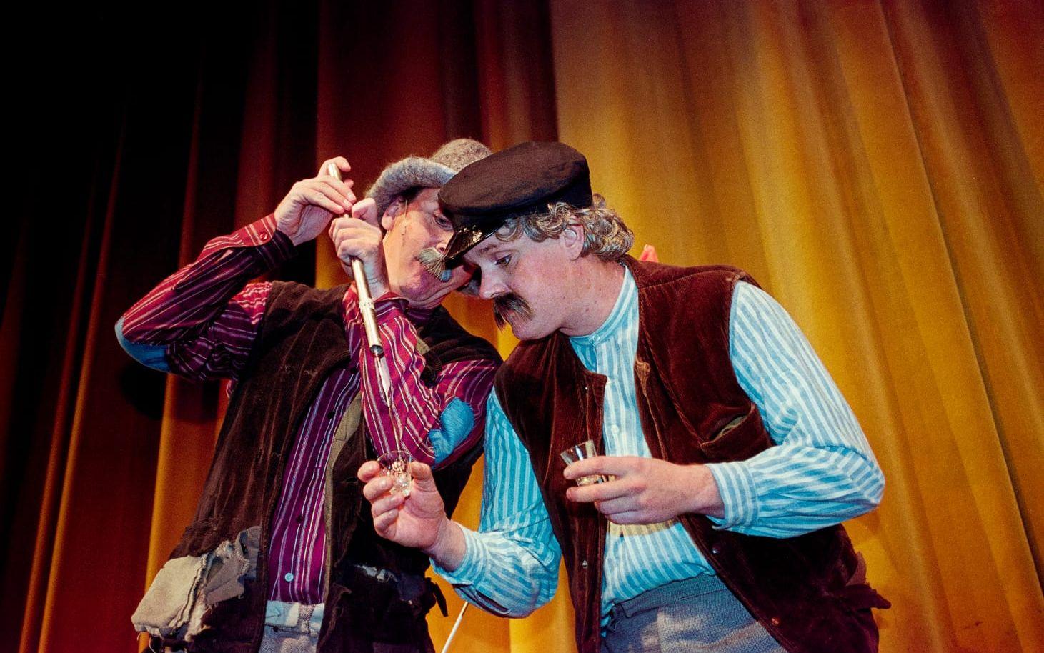 Åsa-Nisse och Klabbis stod på scen 1998.