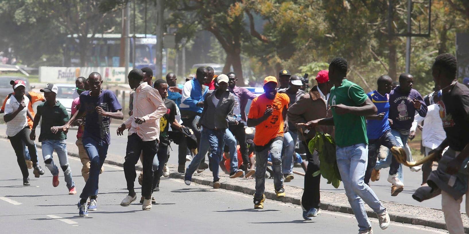 Polisen skjuter tårgas mot demonstranter vid en tidigare protest i Nairobi. Bilden är från ett tidigare tillfälle. Arkivbild.