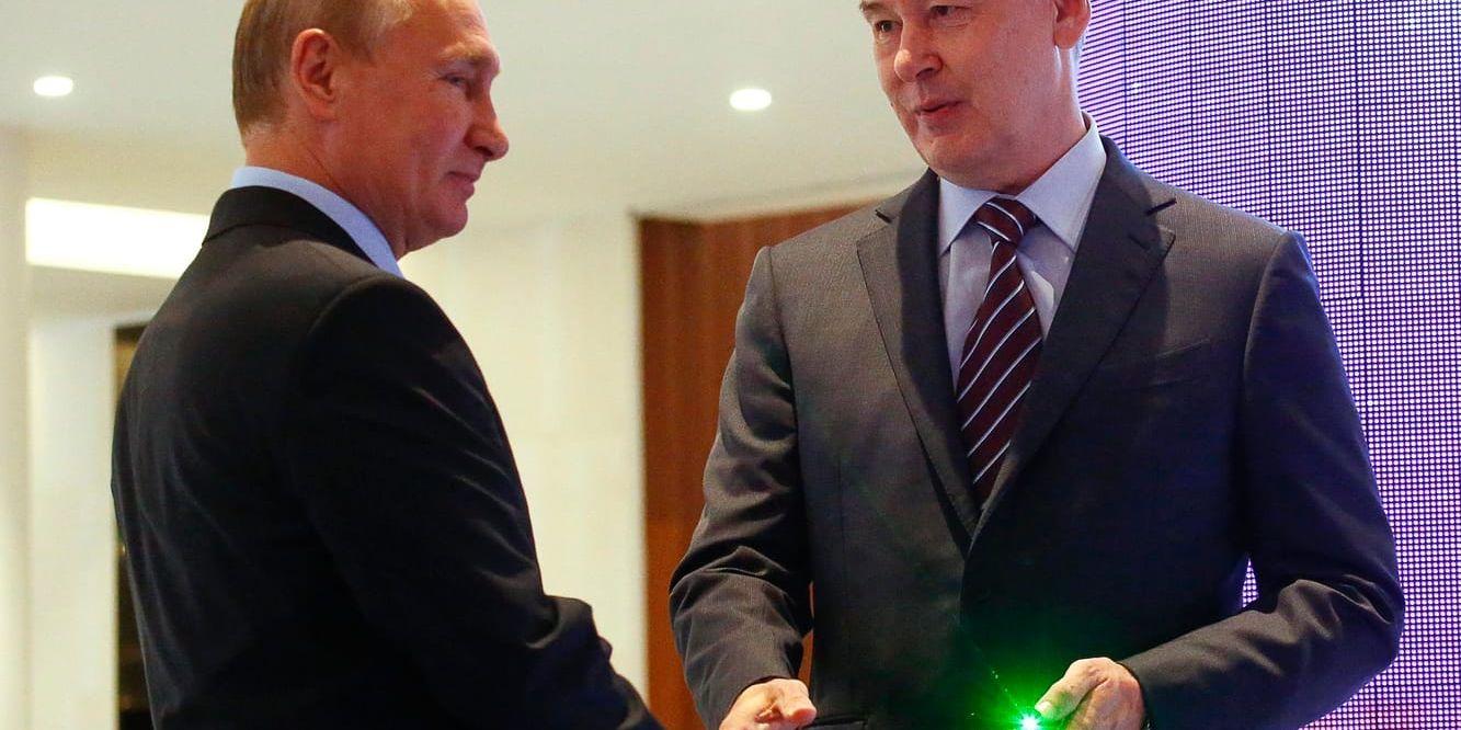 Rysslands president Vladimir Putin skakar hand med Sergej Sobjanin. Arkivbild.