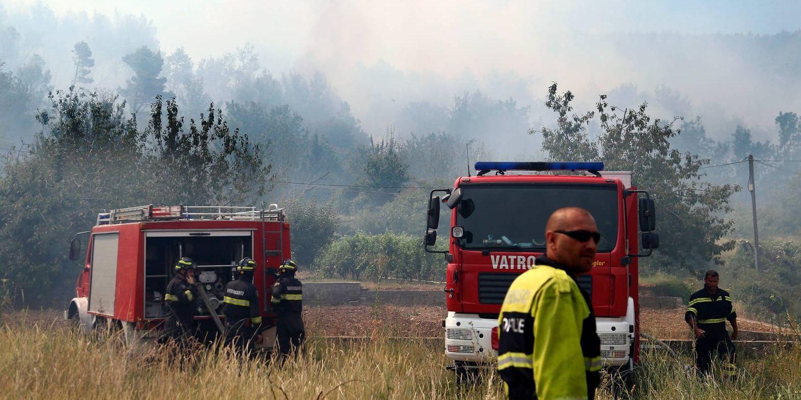 Brandmän utför släckningsarbete i södra Kroatien den 18 juli. Arkivbild.