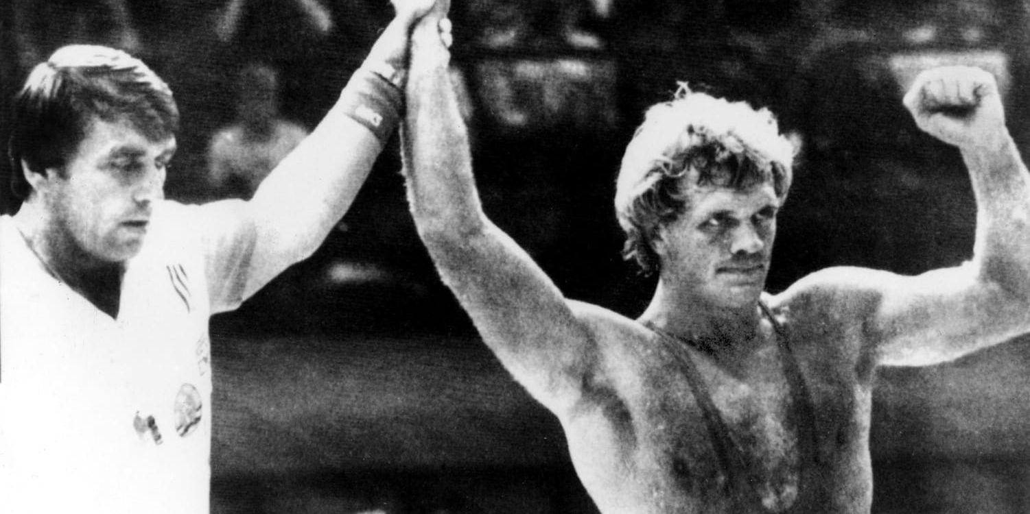 Frank Andersson efter att ha brottat till sig VM-guldet i finalen mot bulgaren Atanas Komchew i VM i Polen 1982. Arkivbild.