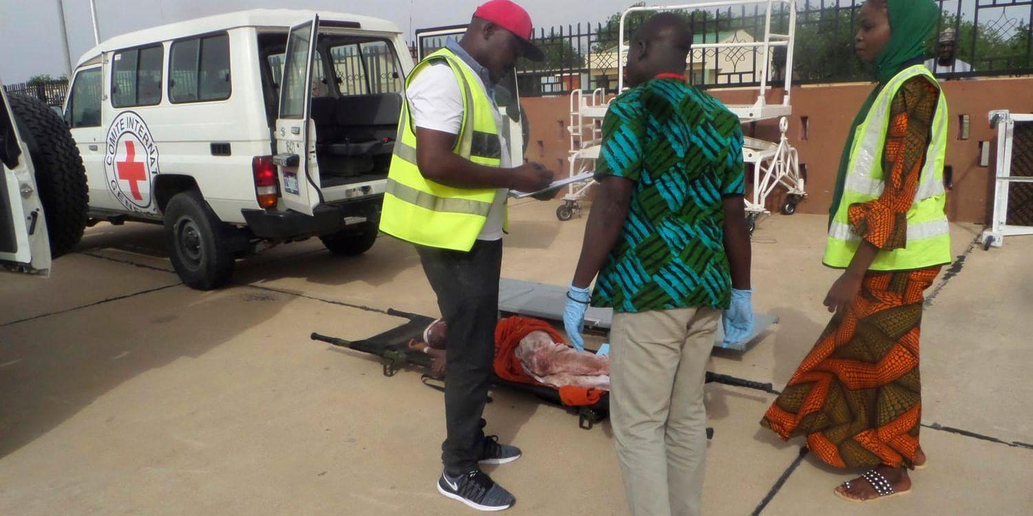 Skadade tas om hand efter en självmordsattack i Damboa i den nigerianska delstaten Borno den 16 juni. Arkivbild.