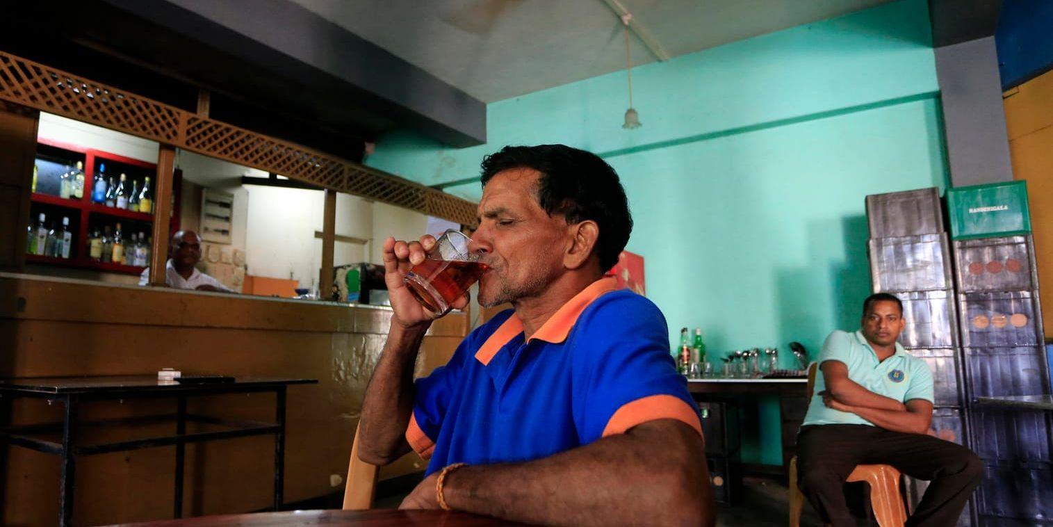 Männen på Sri Lanka kommer inte få sällskap av kvinnor på barer och pubar sedan presidenten motsatt sig en lag som skulle ha tillåtit kvinnor att köpa alkohol. Arkivbild.