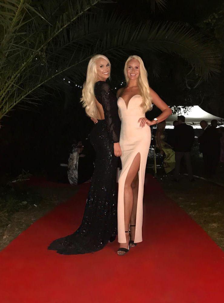 Camilla Fogestedt (till höger) och hennes kusin Julia Franzén på röda mattan under filmfestivalen i Cannes. Bild Privat