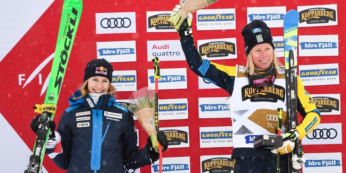 Sandra Näslund överst på prispallen vid skicrossvärldscupen i Idre. Trots inställda tävlingar vann Näslund tack vare snabbast kvalåk.