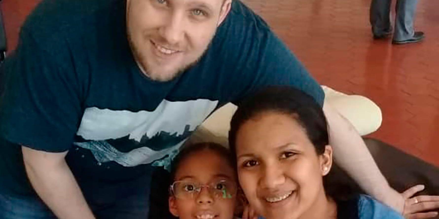 Josh och Thamy Holt vid återföreningen med dottern Marian Leal på Caracas-flygplatsen Maiquetía i lördags.