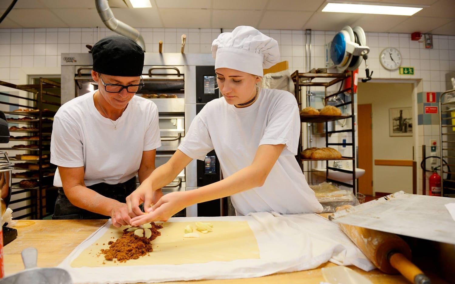 SAMARBETE. För att baka en äppelstrudel ska man helst ha fyra händer till hands. Cecilia Nilsson och Matilda Mattsson klarar samarbetsövningen galant.