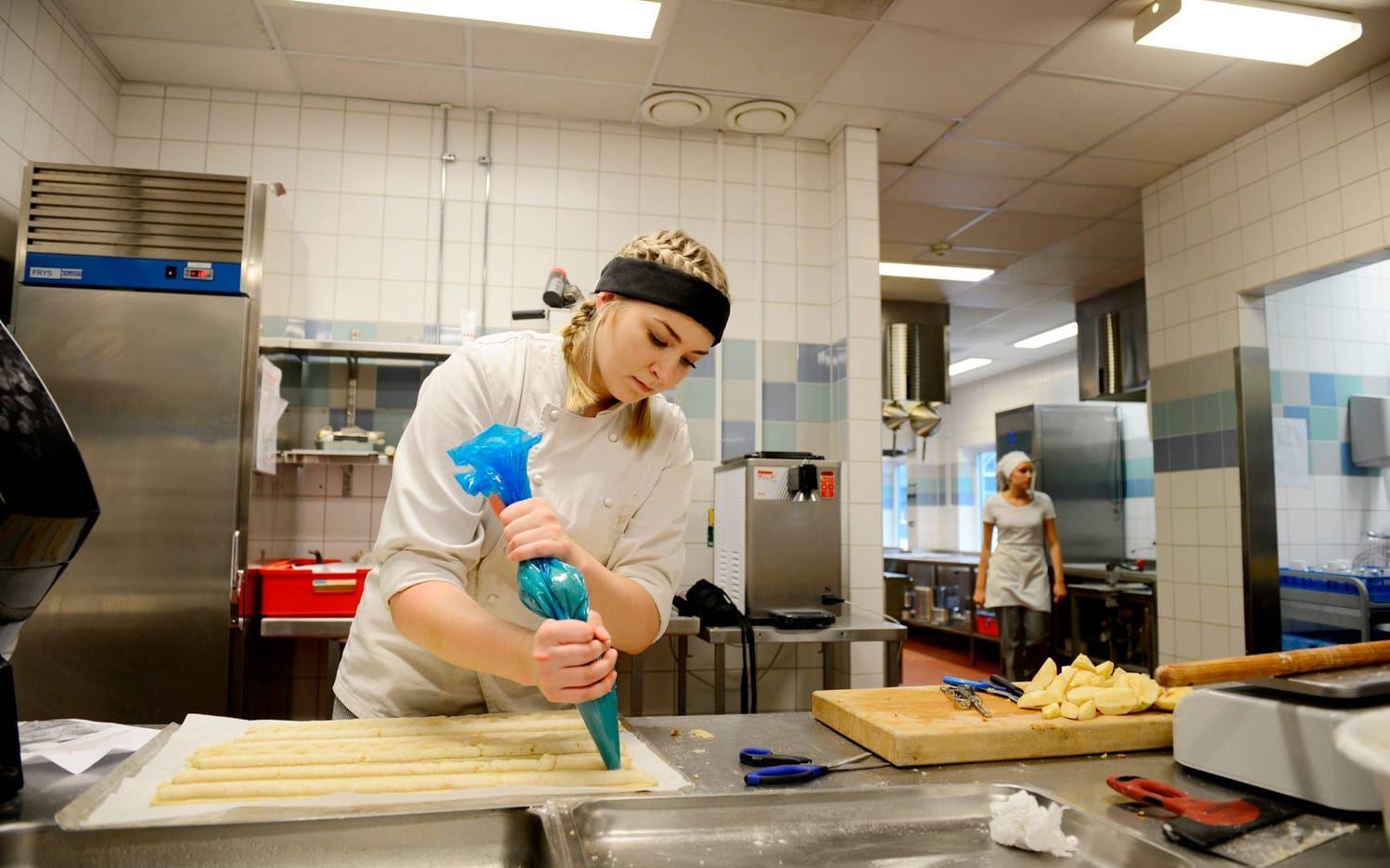 Emelie Göransson, som går i årskurs 3 på livsmedelsprogrammet, är i full färd med att baka en rysk äppeltårta.