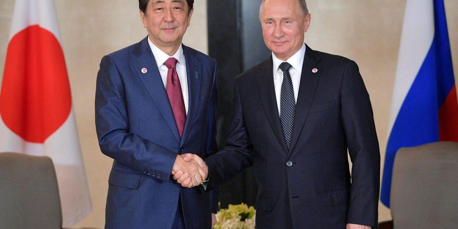 Japans premiärminister Shinzo Abe och Rysslands president Vladimir Putin i SIngapore.