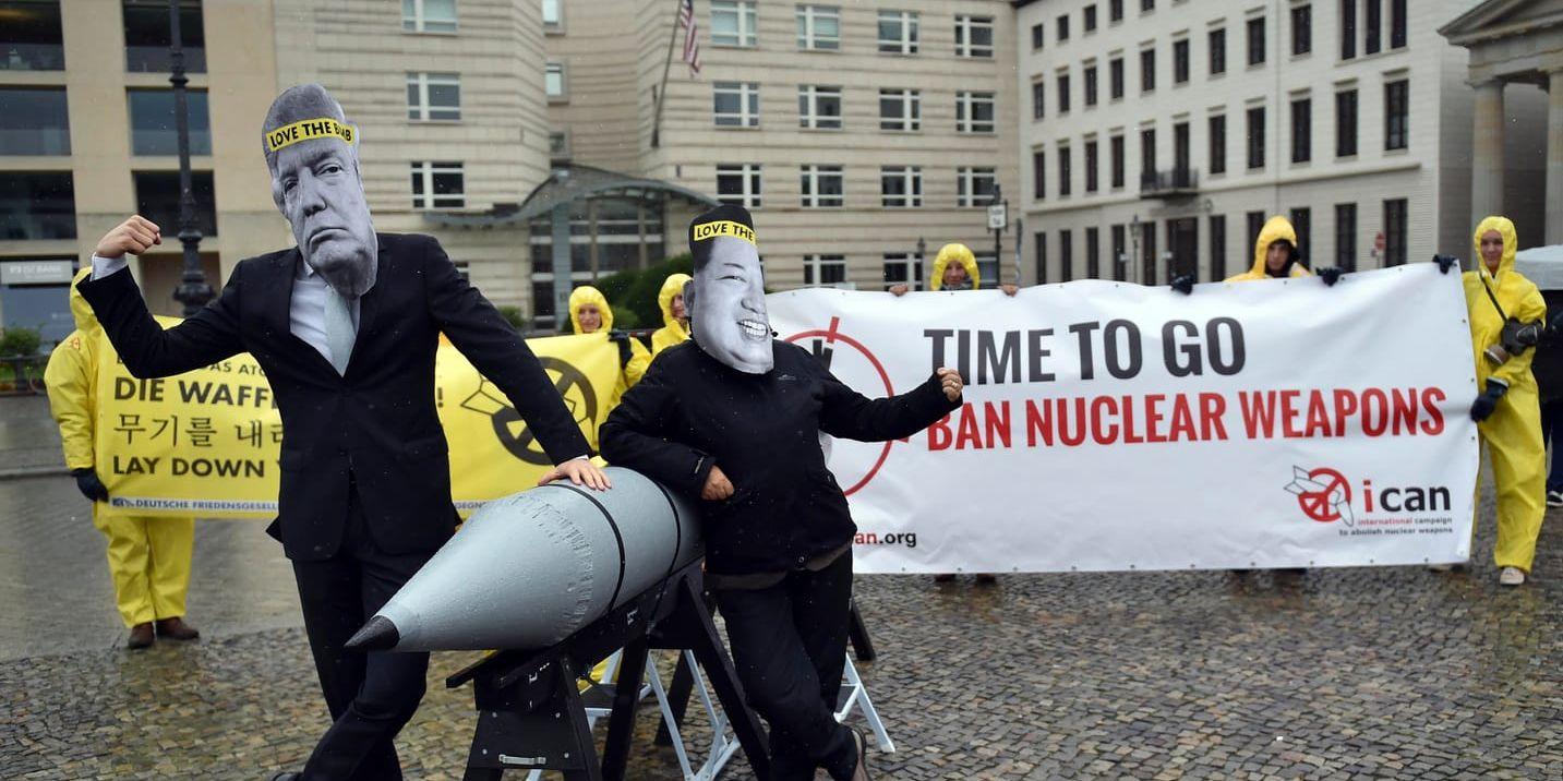 Aktivister från Internationella kampanjen för att avskaffa kärnvapen (Ican) under en protest i Berlin. Arkivbild.
