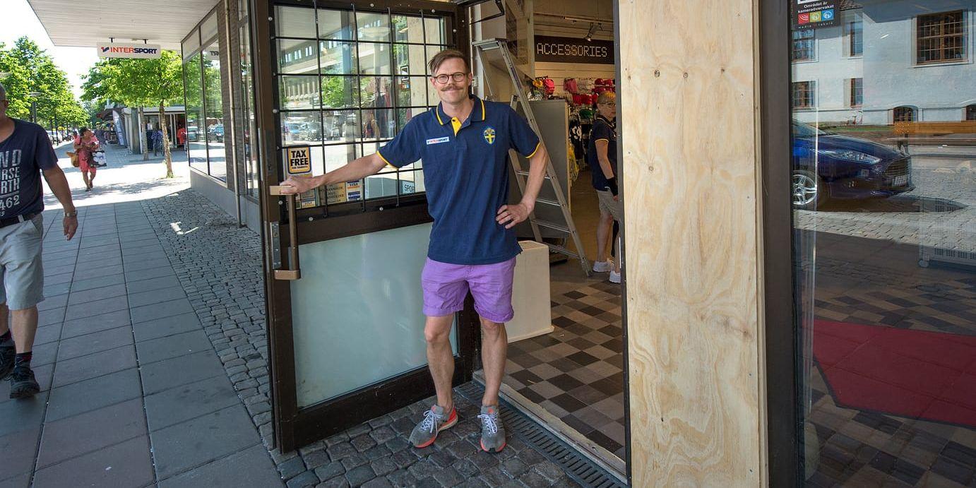 Provisorium. Tills vidare möts Intersports kunder av en gammal dörr som tidigare tillhört en fotobutik. Kristian Andersson har fullt upp med att röja upp efter tjuvarna.