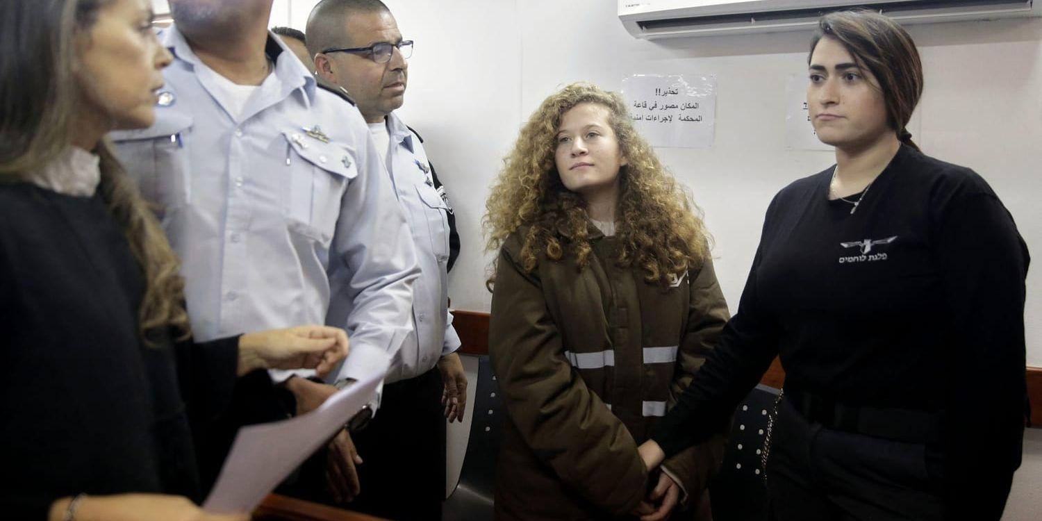 Ahed Tamimi förs in i rättssalen i måndags i militärfängelset Ofer nära Jerusalem. På onsdagen beslöt en domare att hon ska stanna kvar i häktet.